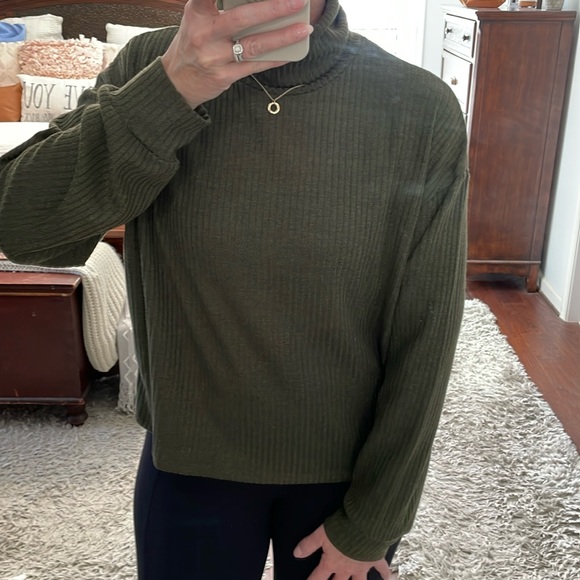 SHEIN Green Ribbed Turtle Neck Cropped Top Size L - Picture 3 of 9